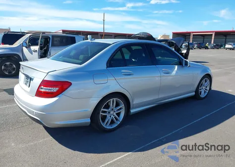 2013 Mercedes-Benz C 250 Sport z USA, uszkodzony, nr VIN WDDGF4HB0DR290922